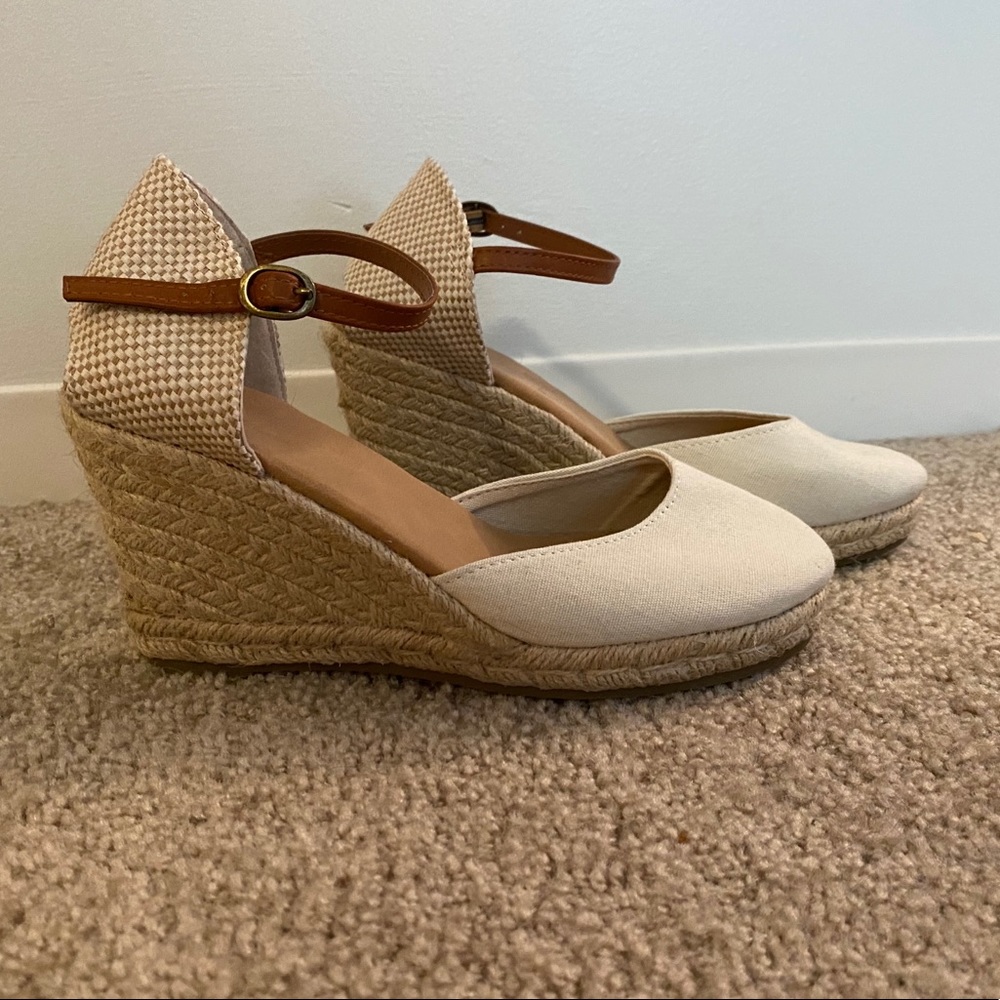 🌼2/$25🌼 NEVER WORN! Wedge shoes